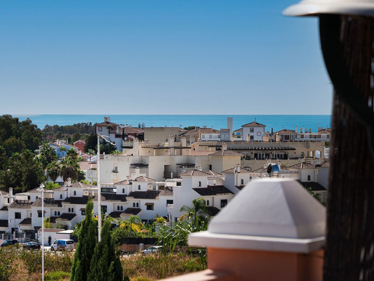 4 quarto Casa em Banda para venda em Estepona com piscina - 649 000 € (Ref: 9868946)