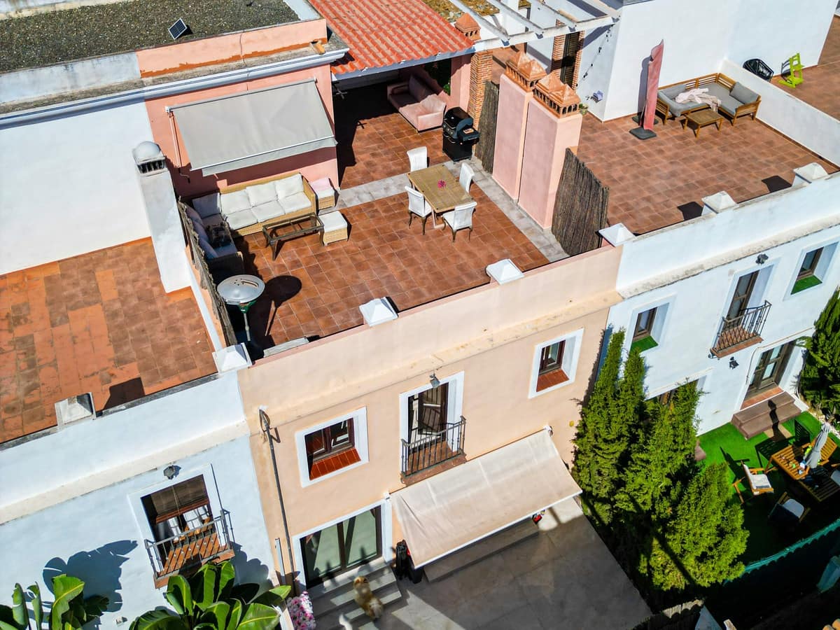 4 quarto Casa em Banda para venda em Estepona com piscina - 649 000 € (Ref: 9868946)