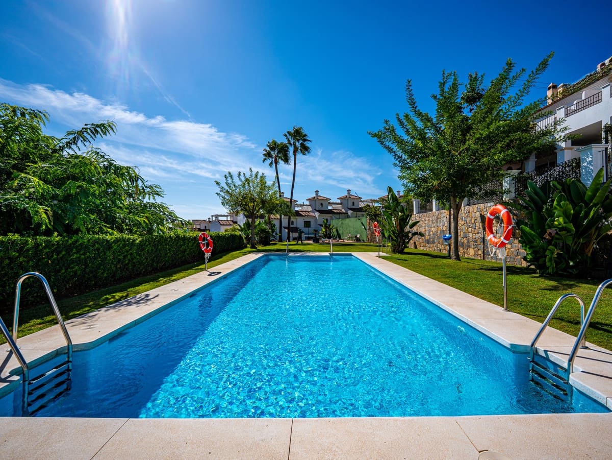 4 quarto Casa em Banda para venda em Estepona com piscina - 649 000 € (Ref: 9868946)