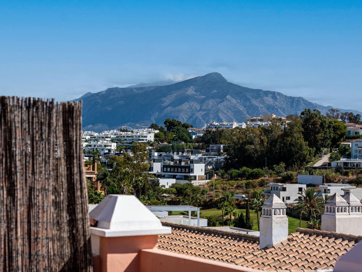 4 quarto Casa em Banda para venda em Estepona com piscina - 649 000 € (Ref: 9868946)