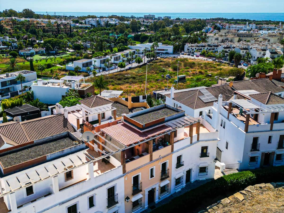 4 quarto Casa em Banda para venda em Estepona com piscina - 649 000 € (Ref: 9868946)