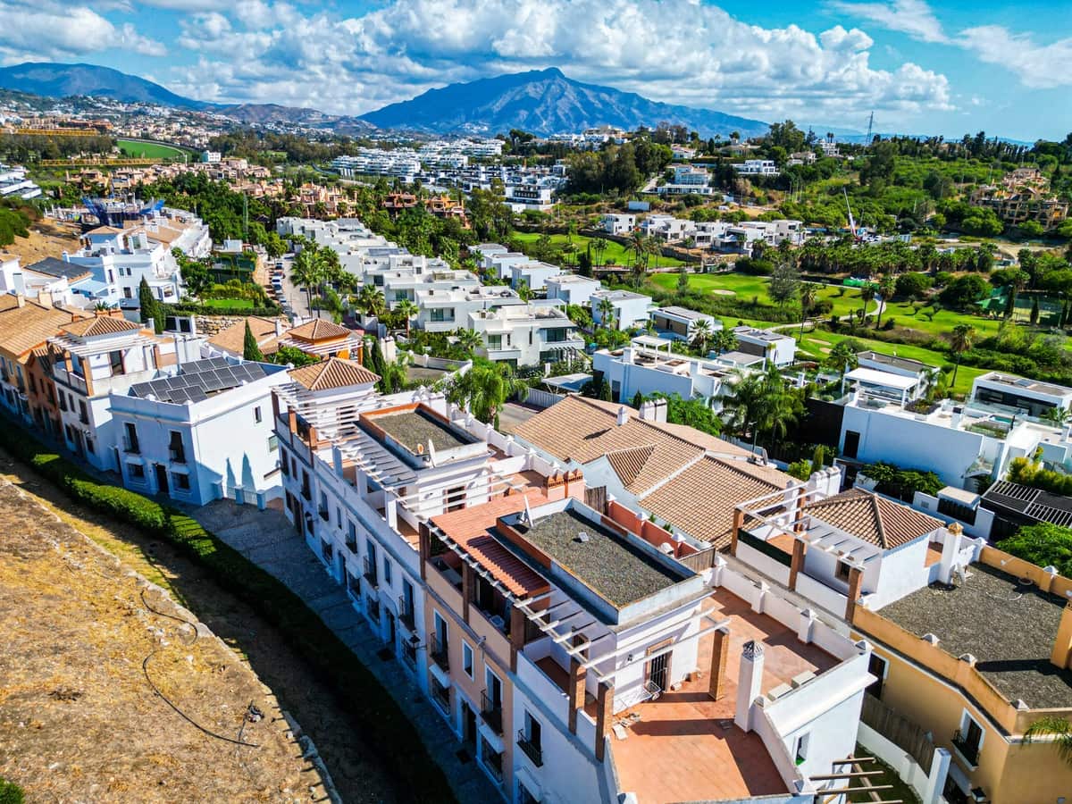 4 quarto Casa em Banda para venda em Estepona com piscina - 649 000 € (Ref: 9868946)