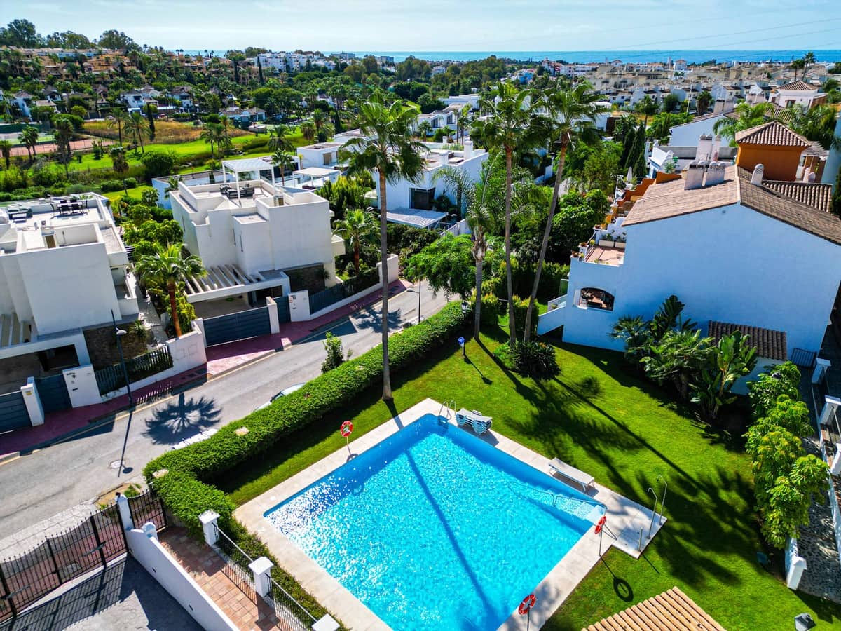 4 quarto Casa em Banda para venda em Estepona com piscina - 649 000 € (Ref: 9868946)