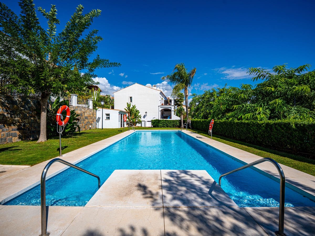 4 quarto Casa em Banda para venda em Estepona com piscina - 649 000 € (Ref: 9868946)