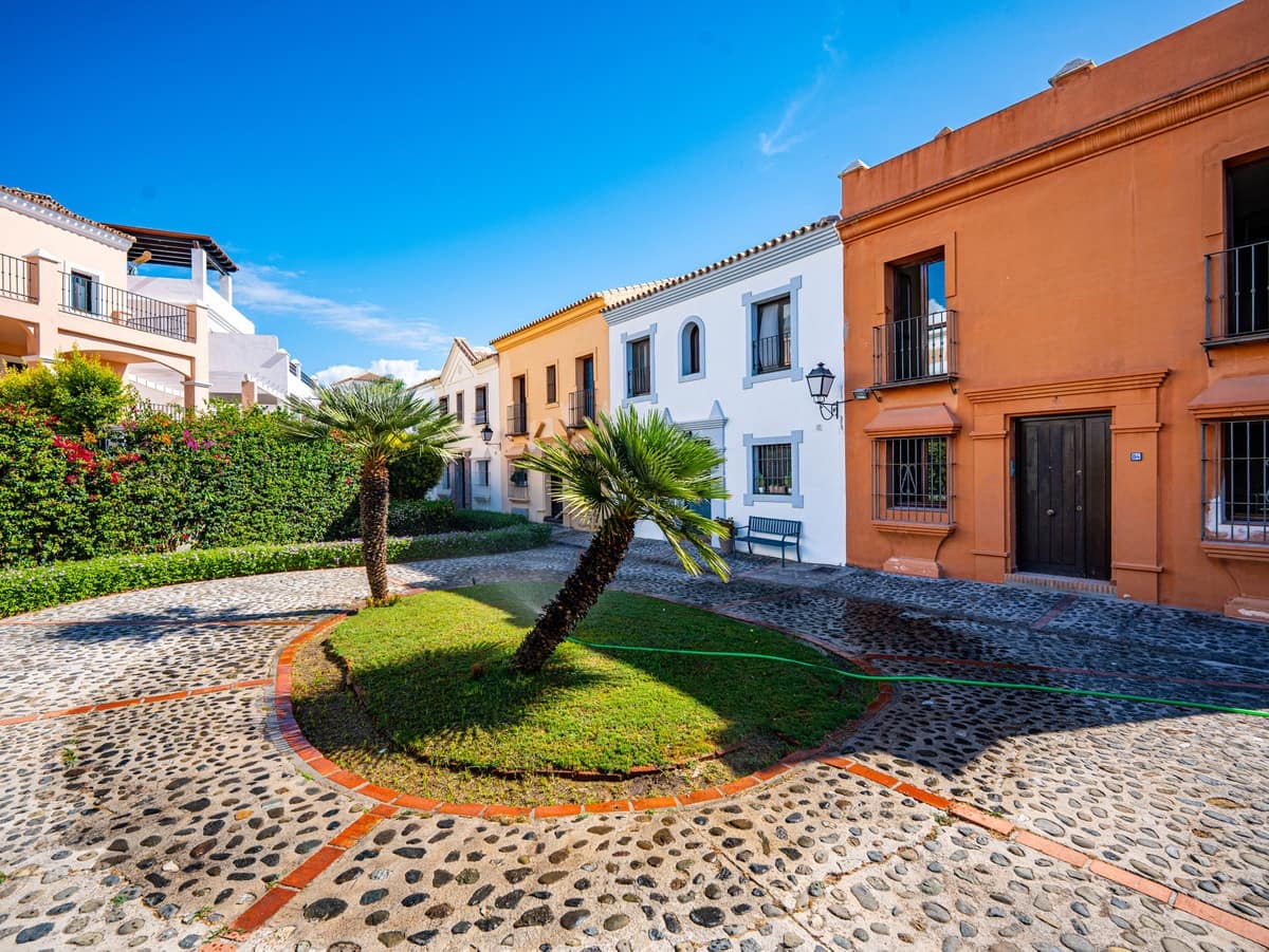 4 quarto Casa em Banda para venda em Estepona com piscina - 649 000 € (Ref: 9868946)