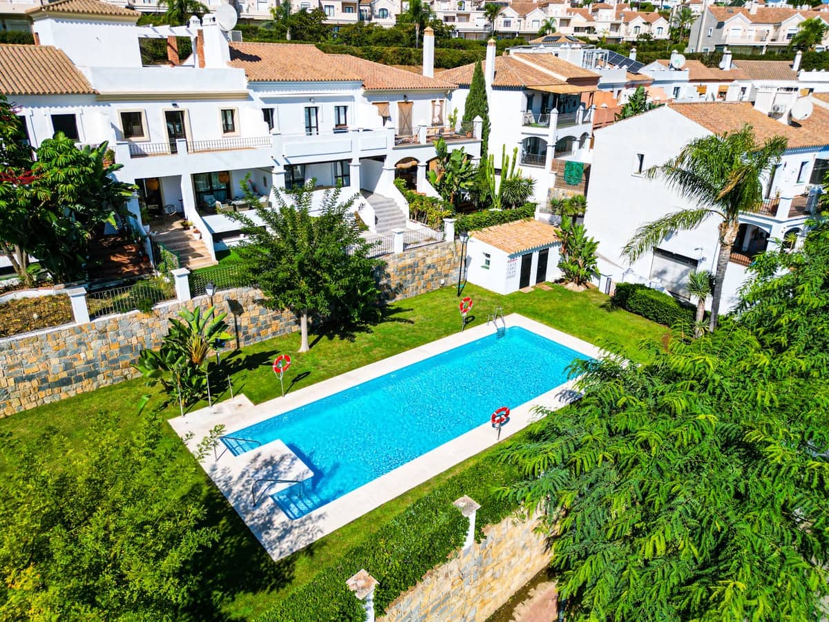 4 quarto Casa em Banda para venda em Estepona com piscina - 649 000 € (Ref: 9868946)