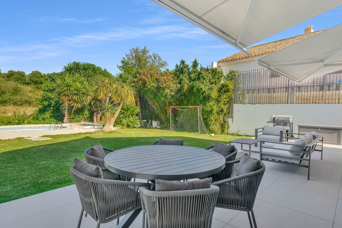 4 bedroom Villa for sale in Guadalmina with pool - € 2,200,000 (Ref: 9868949)