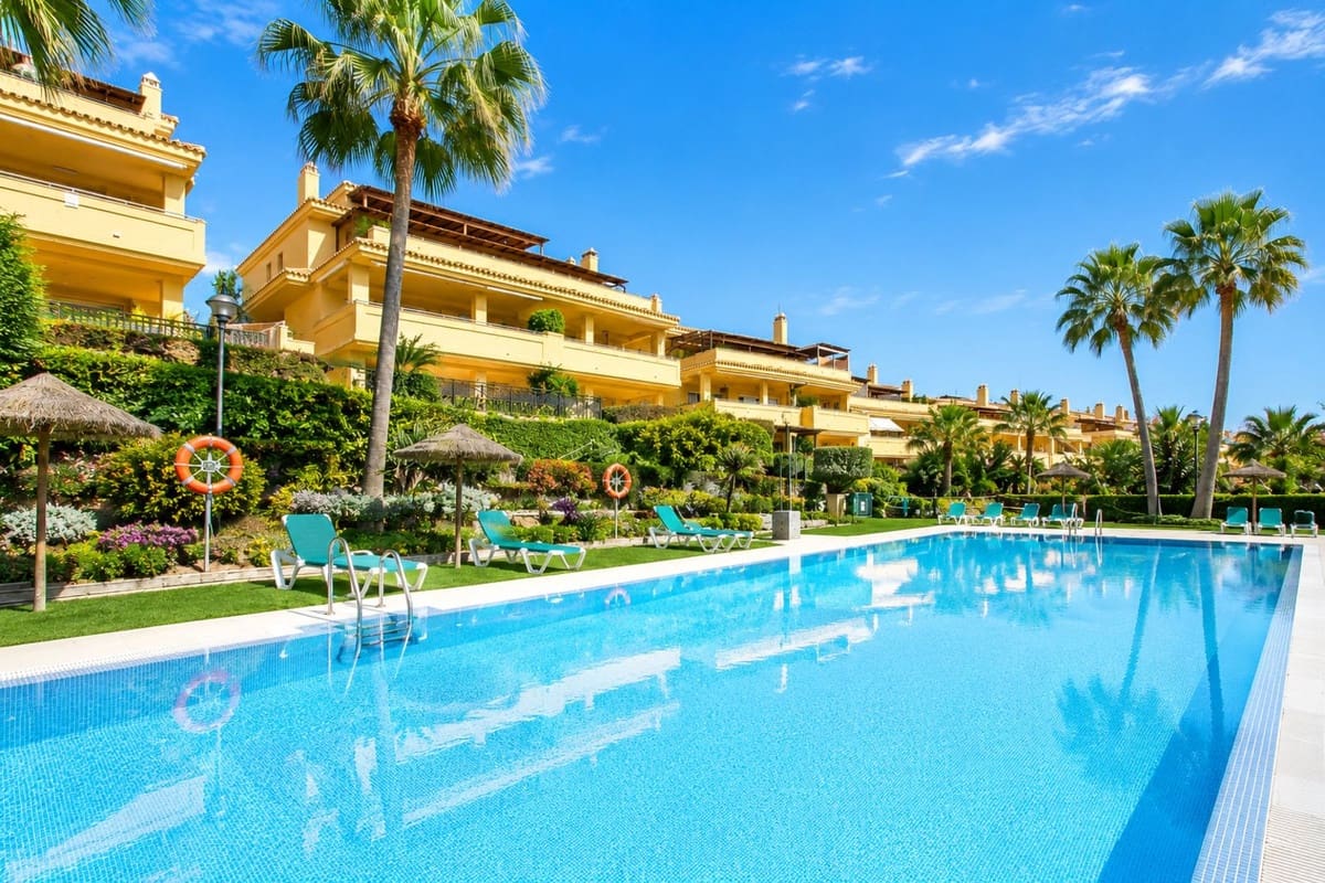 3 soveværelse Lejlighed til salg i Golden Mile med swimmingpool - € 950.000 (Ref: 9868957)