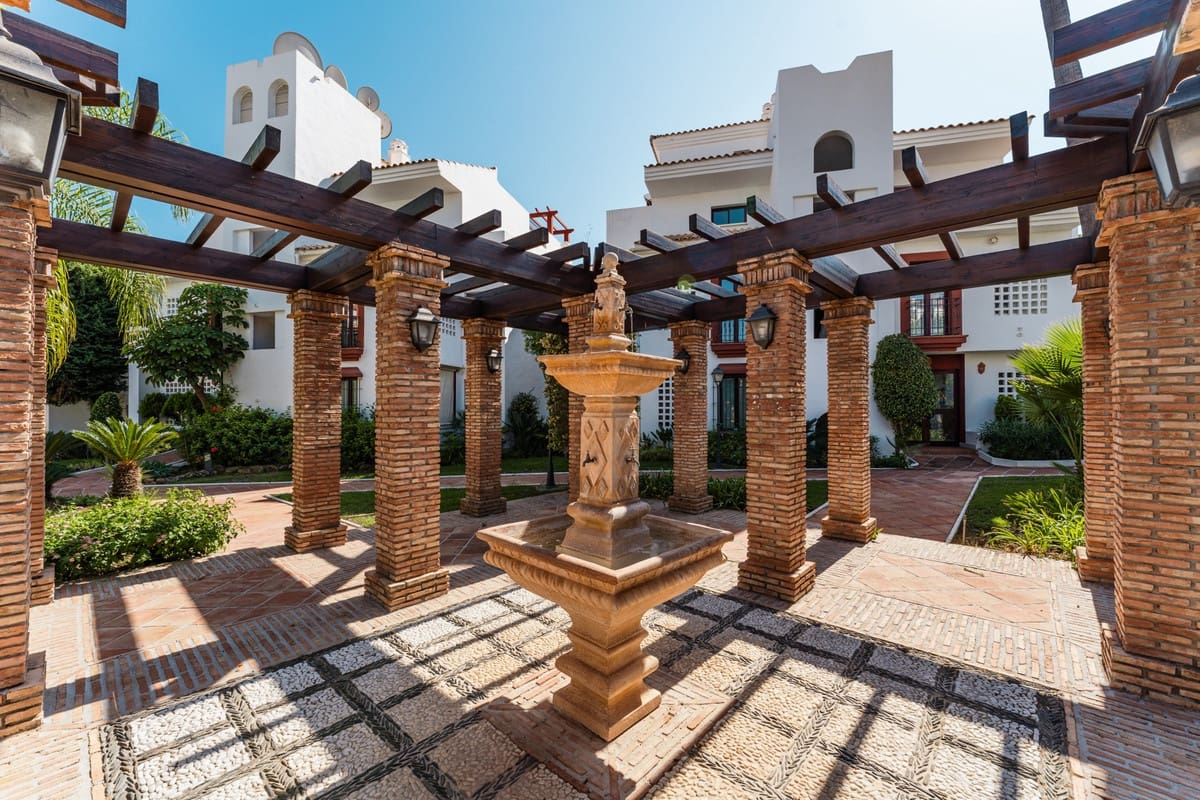 4 soveværelse Lejlighed til salg i San Pedro de Alcantara med swimmingpool - € 699.000 (Ref: 9868958)