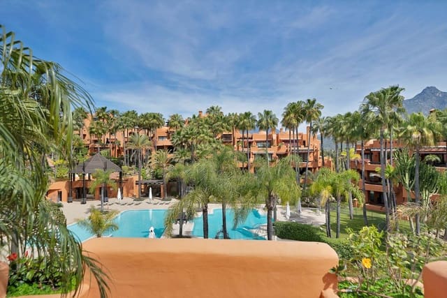 2 soveværelse Penthouse til salg i Puerto Banus, Marbella - € 1.695.000 (Ref: 9868960)