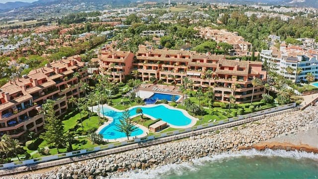 3 sypialnia Penthouse na sprzedaż w Puerto Banus, Marbella z basenem - 3 500 000 € (Ref: 9868961)