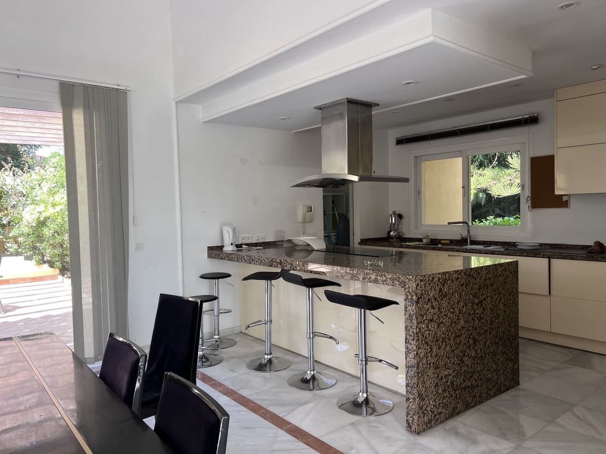 4 Zimmer Villa zu verkaufen in Bahia de Marbella mit Pool - 3.995.000 € (Ref: 9868962)