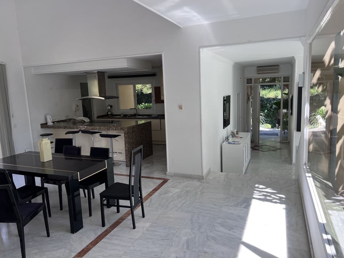 4 Zimmer Villa zu verkaufen in Bahia de Marbella mit Pool - 3.995.000 € (Ref: 9868962)