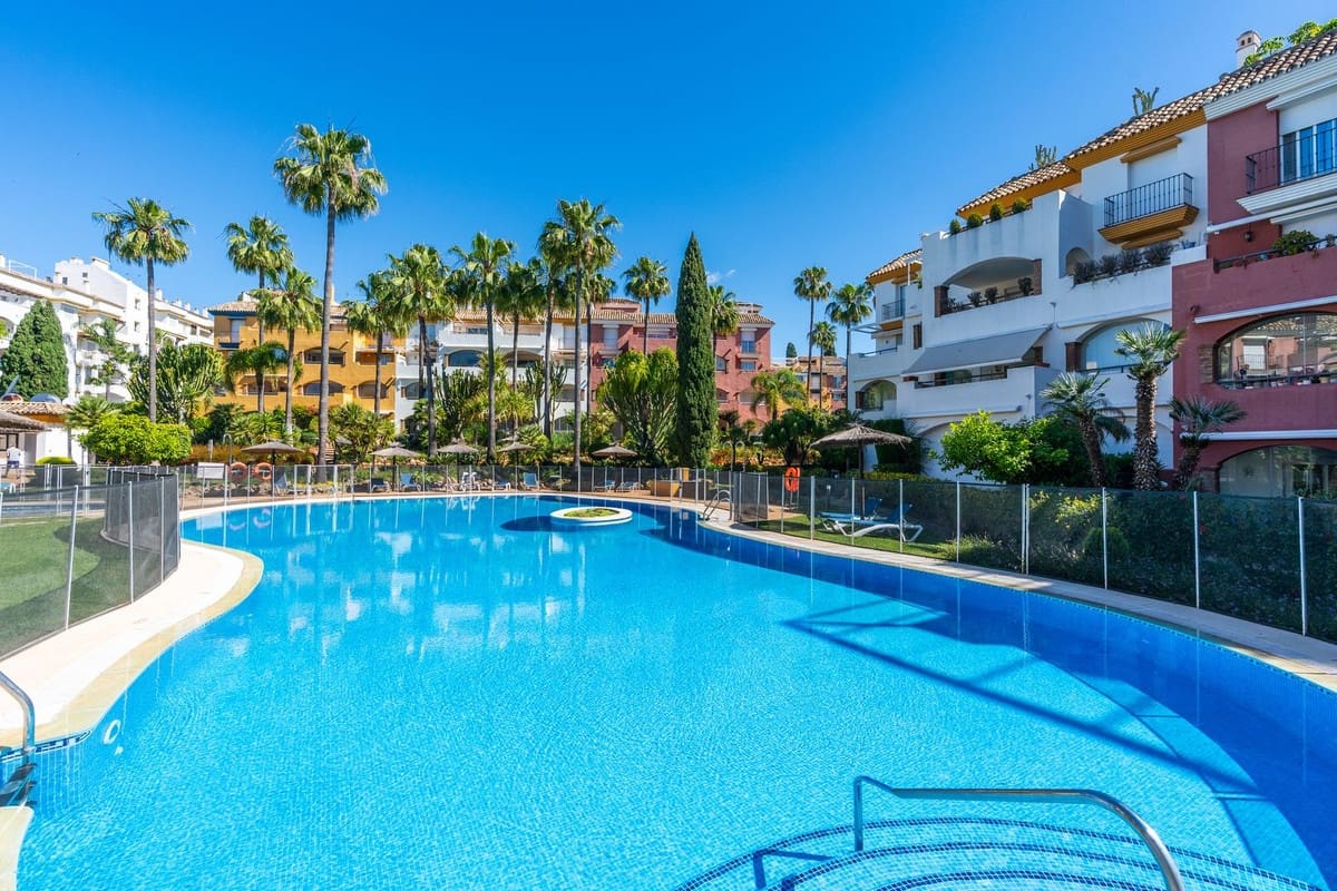 2 quarto Apartamento para arrendar em Golden Mile com piscina garagem - 2 750 € (Ref: 9873771)