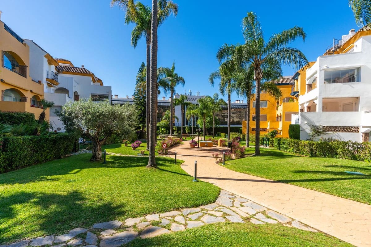 2 quarto Apartamento para arrendar em Golden Mile com piscina garagem - 2 750 € (Ref: 9873771)