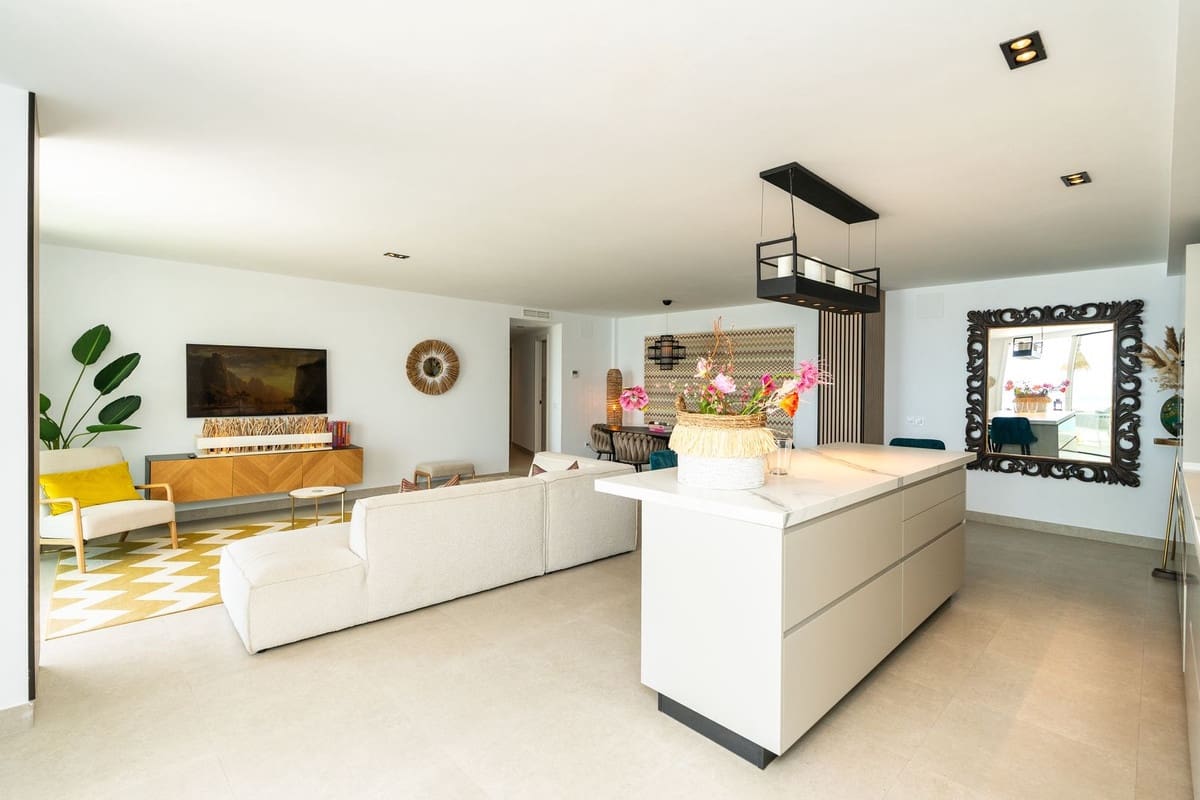 3 slaapkamer Appartement te koop in Torrequebrada met zwembad - € 1.169.000 (Ref: 9885108)