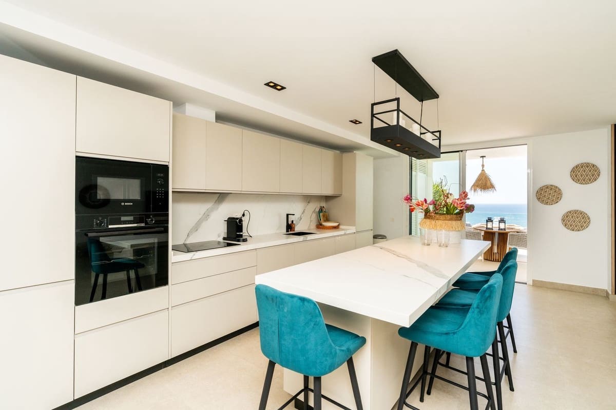 3 slaapkamer Appartement te koop in Torrequebrada met zwembad - € 1.169.000 (Ref: 9885108)