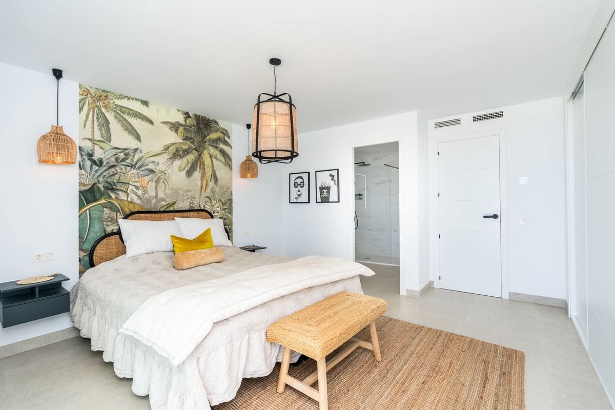 3 slaapkamer Appartement te koop in Torrequebrada met zwembad - € 1.169.000 (Ref: 9885108)