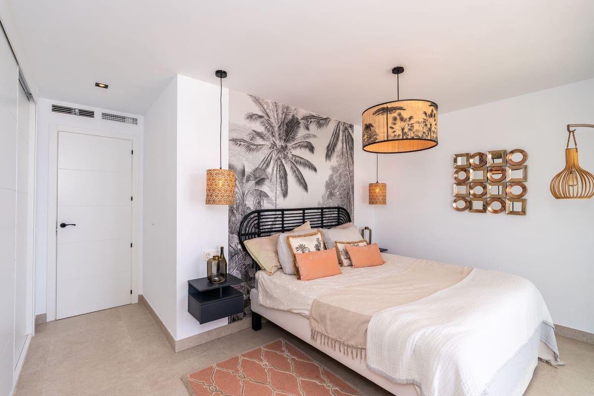 3 slaapkamer Appartement te koop in Torrequebrada met zwembad - € 1.169.000 (Ref: 9885108)