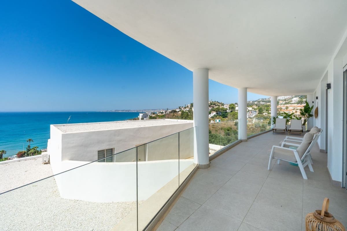 3 slaapkamer Appartement te koop in Torrequebrada met zwembad - € 1.169.000 (Ref: 9885108)