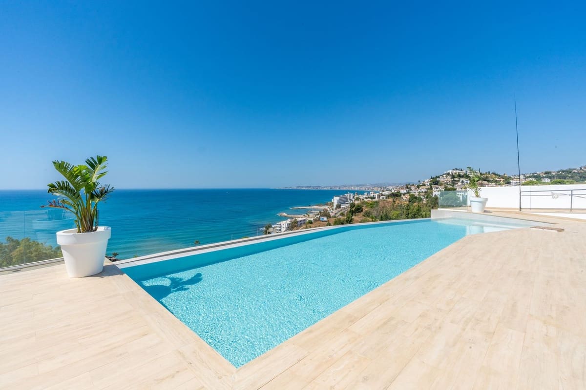 3 slaapkamer Appartement te koop in Torrequebrada met zwembad - € 1.169.000 (Ref: 9885108)