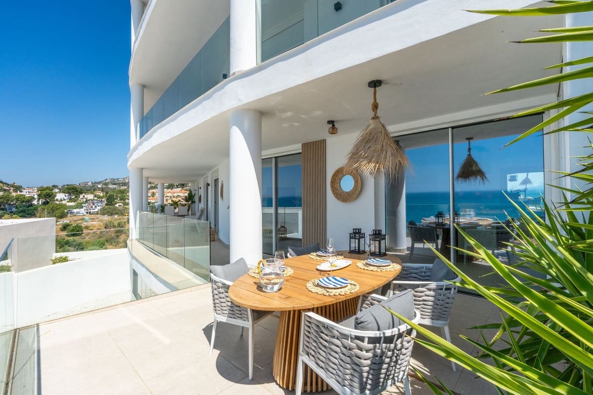 3 slaapkamer Appartement te koop in Torrequebrada met zwembad - € 1.169.000 (Ref: 9885108)