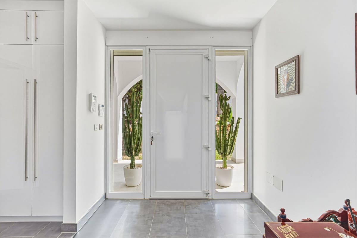 4 bedroom Villa for sale in El Rosario with pool - € 1,850,000 (Ref: 9920678)