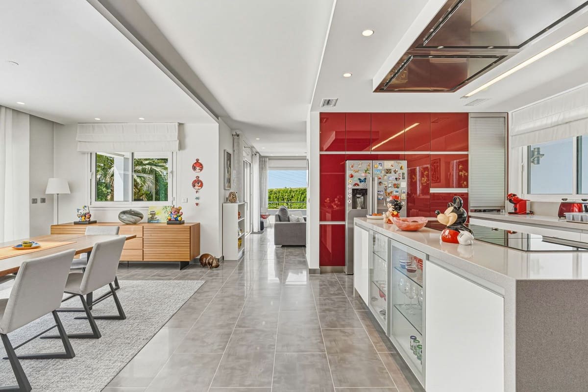 4 bedroom Villa for sale in El Rosario with pool - € 1,850,000 (Ref: 9920678)