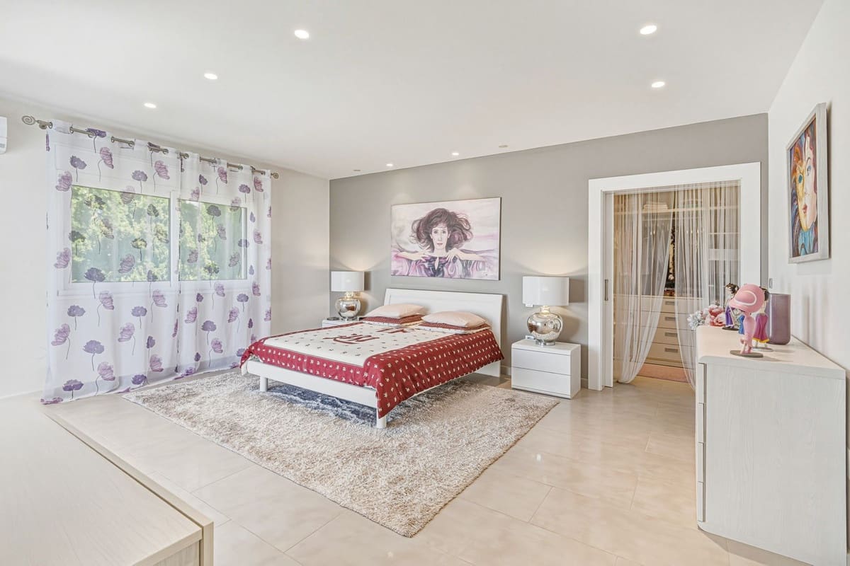 4 bedroom Villa for sale in El Rosario with pool - € 1,850,000 (Ref: 9920678)
