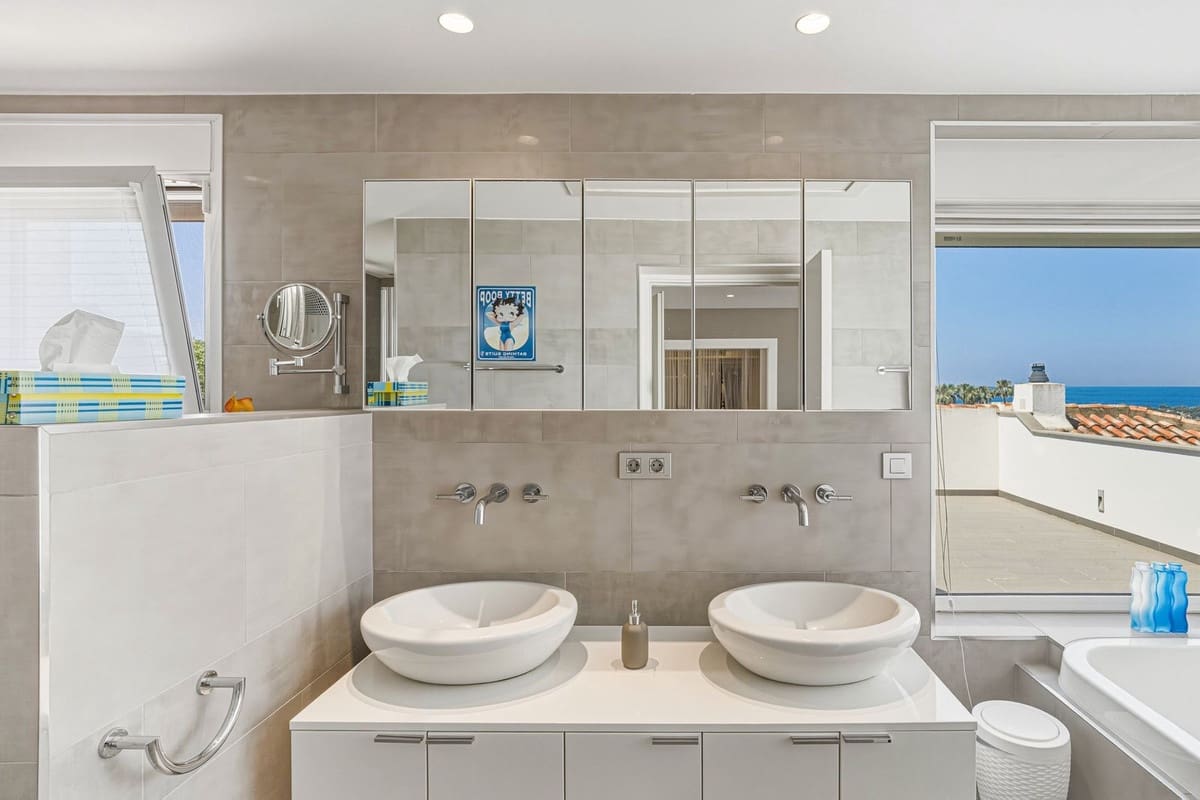 4 bedroom Villa for sale in El Rosario with pool - € 1,850,000 (Ref: 9920678)