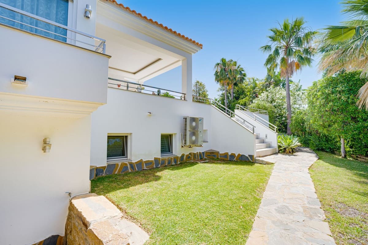 4 bedroom Villa for sale in El Rosario with pool - € 1,850,000 (Ref: 9920678)