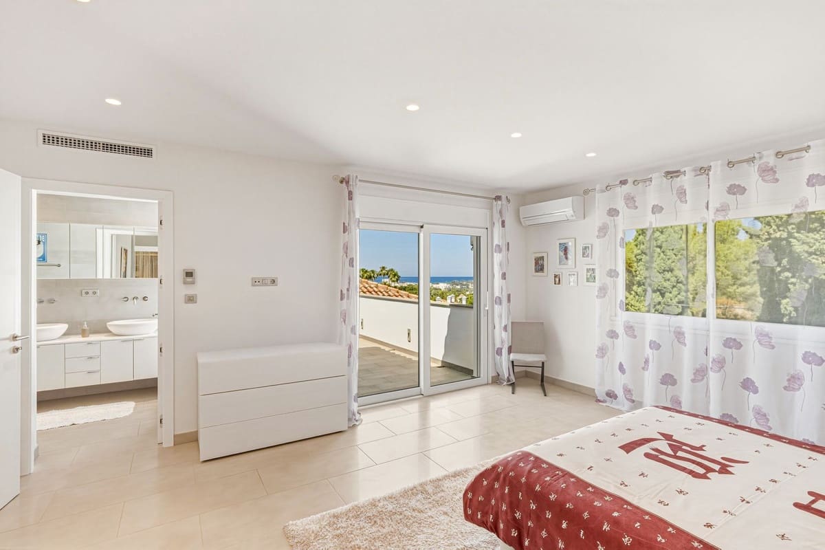 4 bedroom Villa for sale in El Rosario with pool - € 1,850,000 (Ref: 9920678)