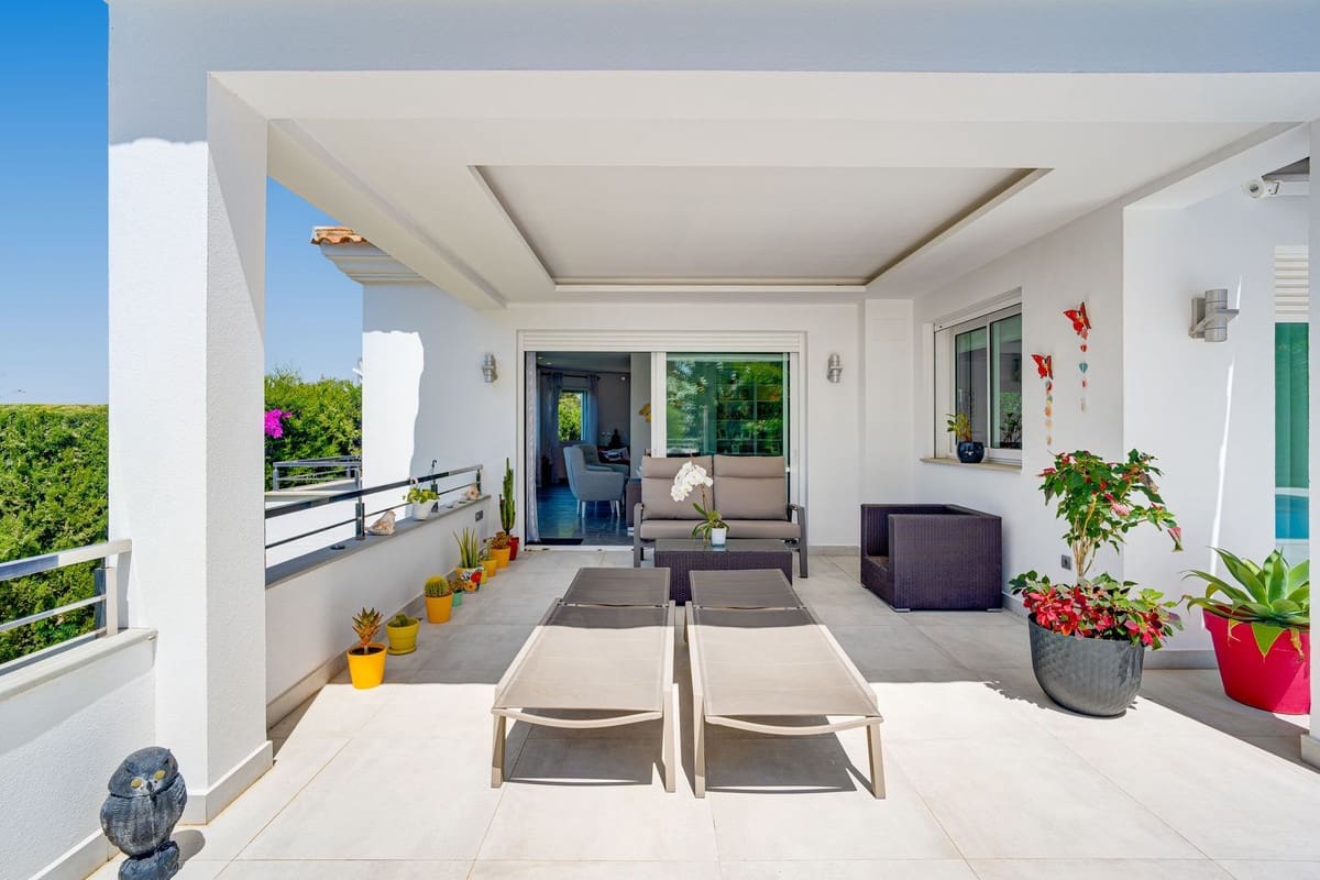 4 bedroom Villa for sale in El Rosario with pool - € 1,850,000 (Ref: 9920678)