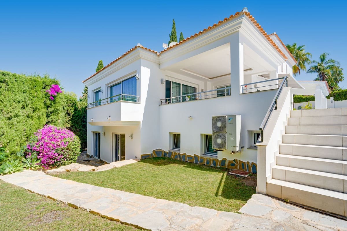 4 bedroom Villa for sale in El Rosario with pool - € 1,850,000 (Ref: 9920678)