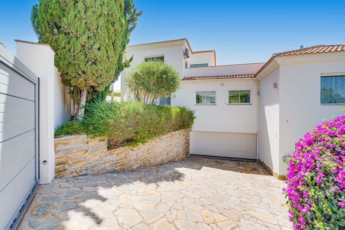 4 bedroom Villa for sale in El Rosario with pool - € 1,850,000 (Ref: 9920678)