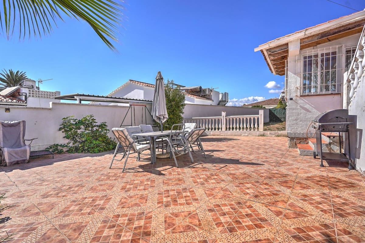Chalet de 2 habitaciones en El Faro en venta con piscina - 399.995 € (Ref: 9920683)
