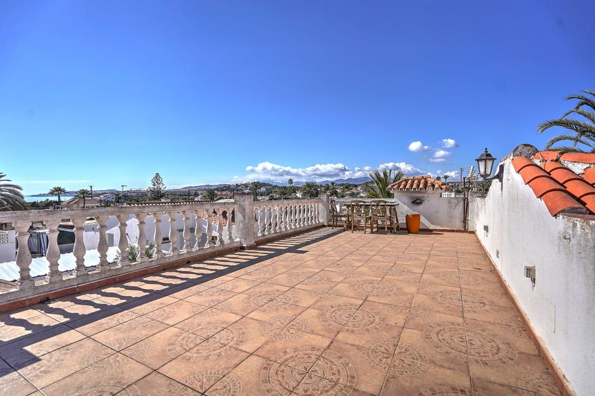 Chalet de 2 habitaciones en El Faro en venta con piscina - 399.995 € (Ref: 9920683)