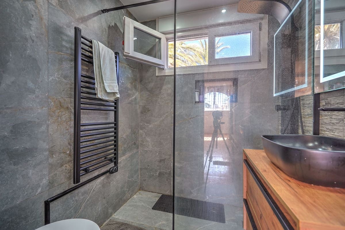 Chalet de 2 habitaciones en El Faro en venta con piscina - 399.995 € (Ref: 9920683)