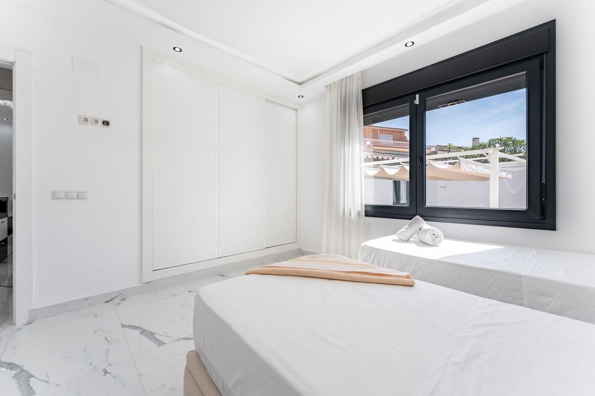 4 makuuhuone Huvila myytävänä paikassa Riviera del Sol mukana uima-altaan - 1 350 000 € (Ref: 9920685)