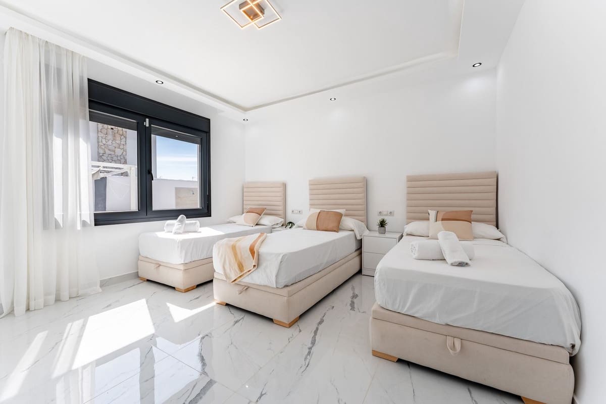 4 makuuhuone Huvila myytävänä paikassa Riviera del Sol mukana uima-altaan - 1 350 000 € (Ref: 9920685)