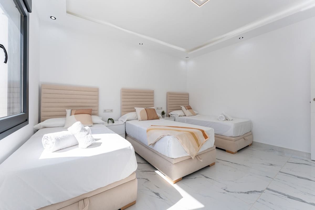 4 makuuhuone Huvila myytävänä paikassa Riviera del Sol mukana uima-altaan - 1 350 000 € (Ref: 9920685)