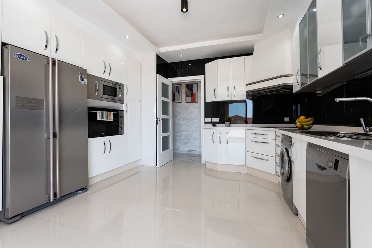 4 makuuhuone Huvila myytävänä paikassa Riviera del Sol mukana uima-altaan - 1 350 000 € (Ref: 9920685)