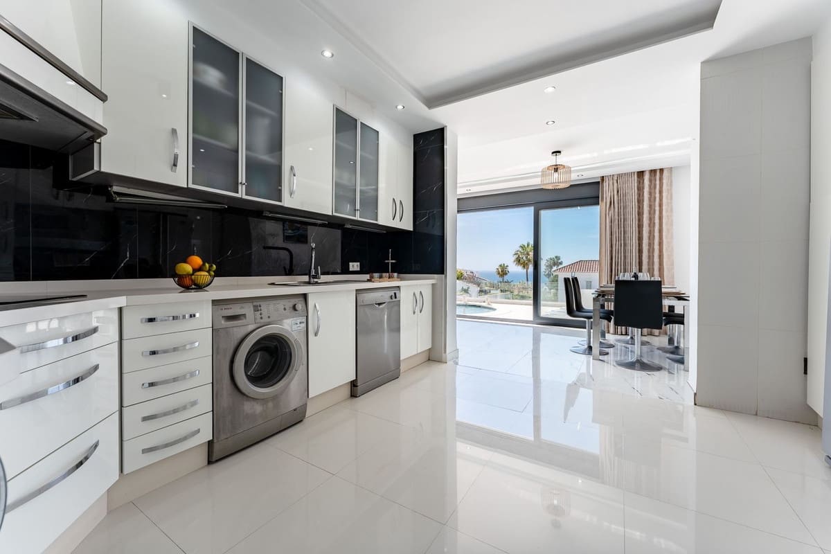 4 makuuhuone Huvila myytävänä paikassa Riviera del Sol mukana uima-altaan - 1 350 000 € (Ref: 9920685)