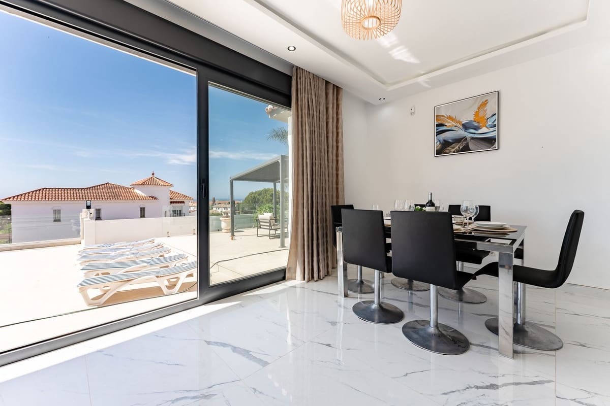 4 makuuhuone Huvila myytävänä paikassa Riviera del Sol mukana uima-altaan - 1 350 000 € (Ref: 9920685)