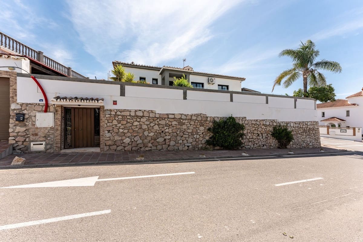 4 makuuhuone Huvila myytävänä paikassa Riviera del Sol mukana uima-altaan - 1 350 000 € (Ref: 9920685)