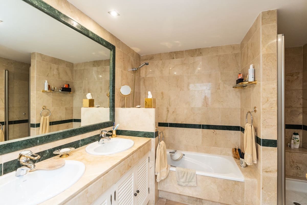 3 soverom Leilighet til salgs i Elviria med svømmebasseng - € 1 195 000 (Ref: 9920686)