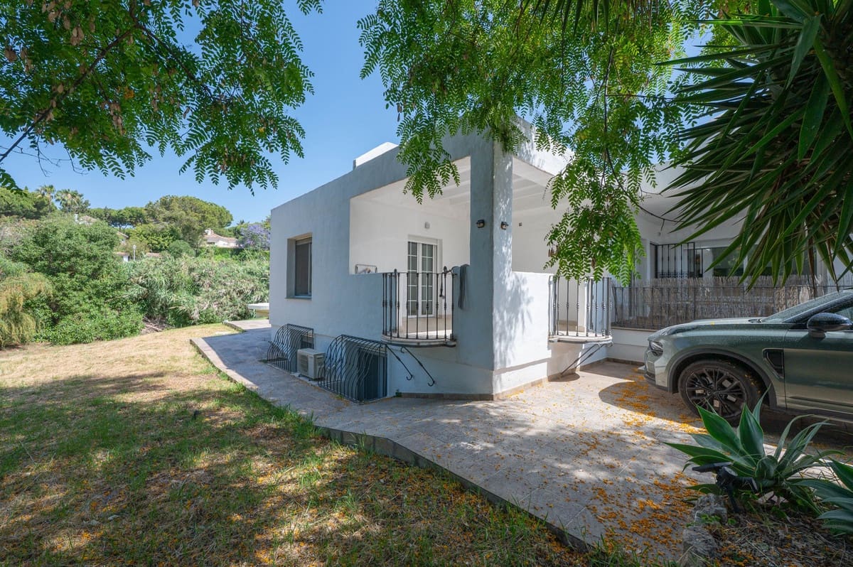 4 sovrum Villa till salu i Las Chapas med pool - 975 000 € (Ref: 9920687)