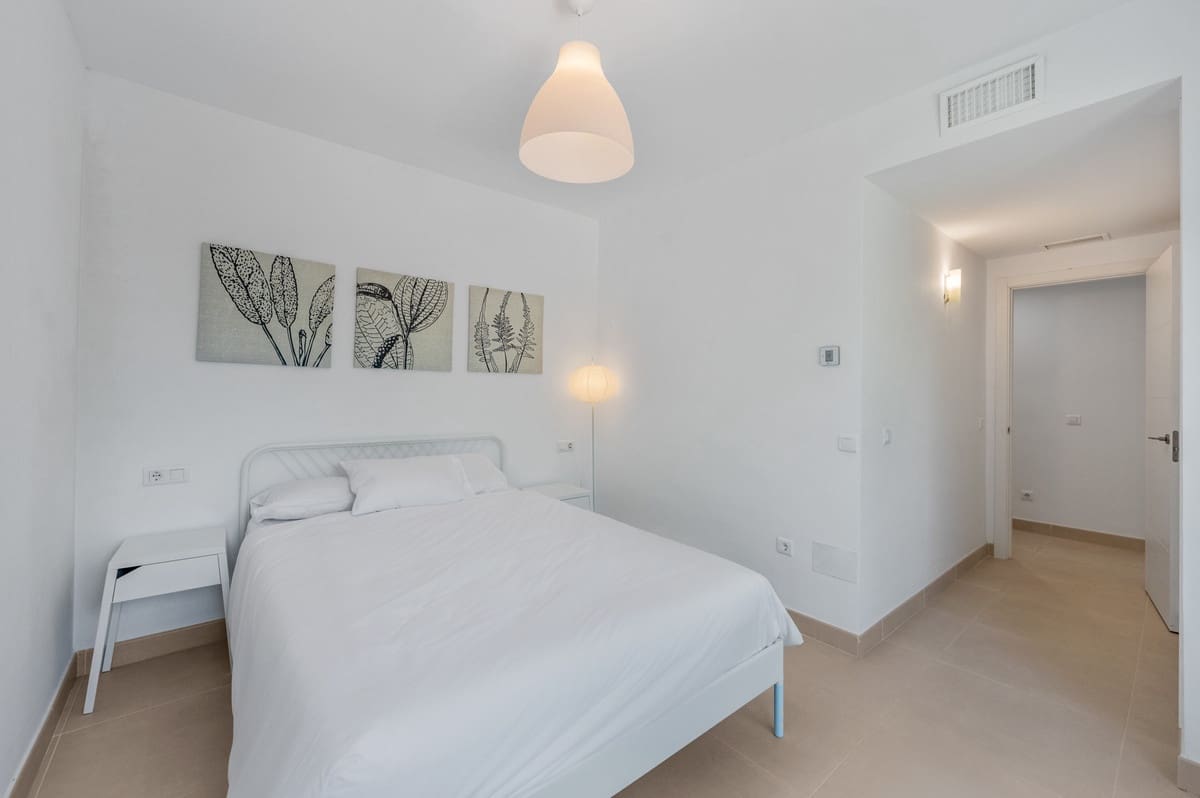 4 sypialnia Willa na sprzedaż w Las Chapas z basenem garażem - 975 000 € (Ref: 9920687)