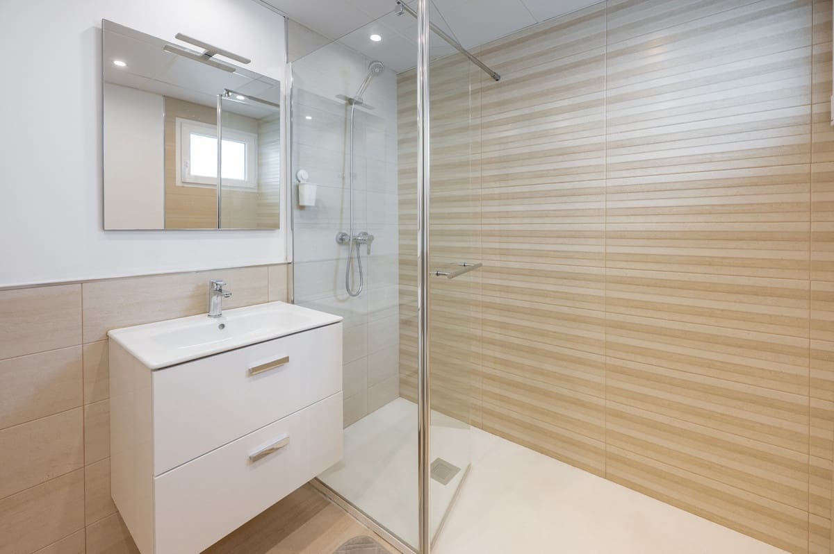4 sypialnia Willa na sprzedaż w Las Chapas z basenem garażem - 975 000 € (Ref: 9920687)