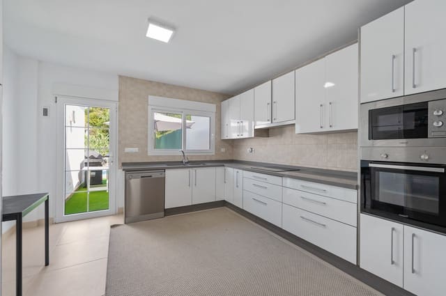 4 soveværelse Villa til salg i Las Chapas, Marbella med swimmingpool garage - € 975.000 (Ref: 9920687)